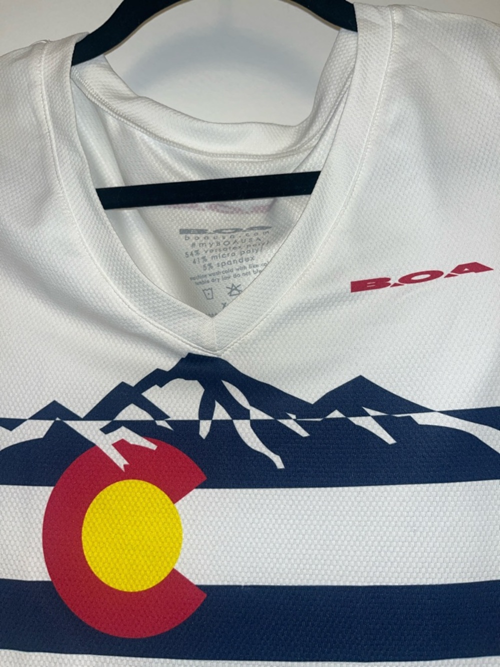 BOA V-Neck Performance CO Mountains Tee